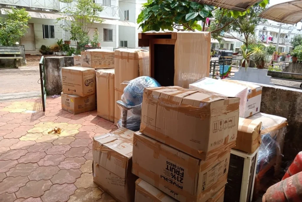 House hold packing in boxes